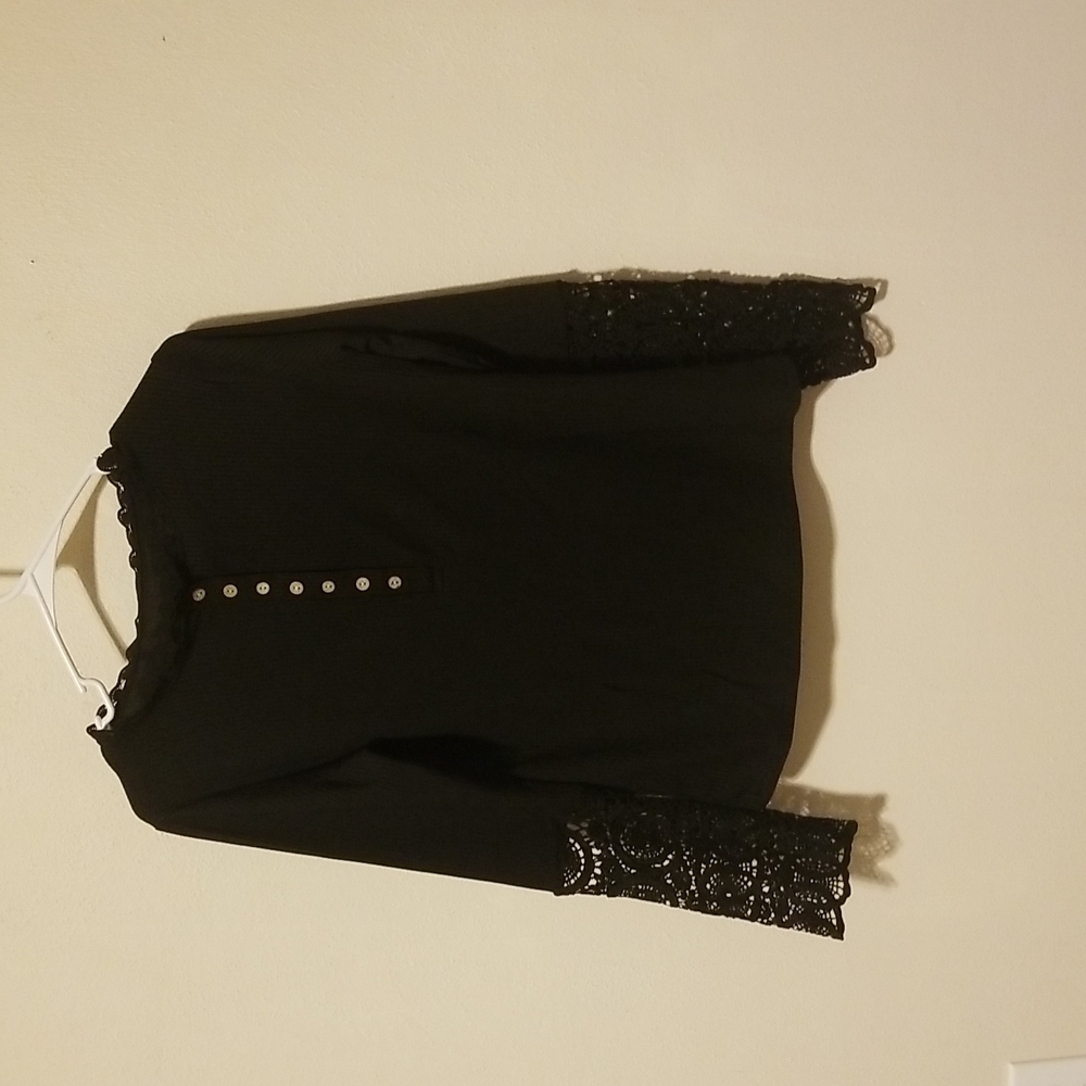 Black long sleeve shirt with details on the sleeves